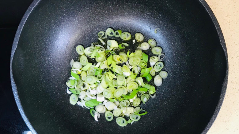 丝瓜炖豆腐,投入葱花,煸炒出葱香