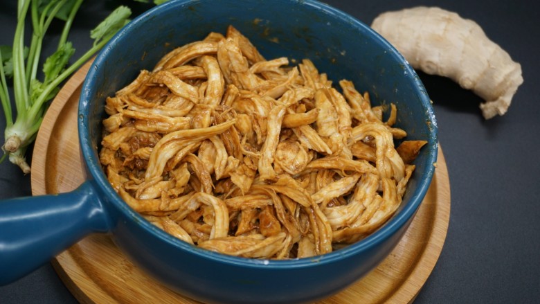 爆炒鸡胸肉,搅拌均匀,腌制20分钟