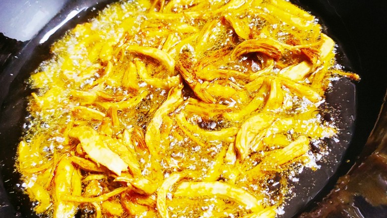 爆炒鸡胸肉,六成热加入腌好的鸡丝,小火慢炸