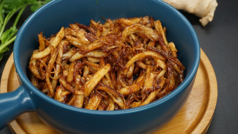 爆炒鸡胸肉,炸好后捞起,冷却