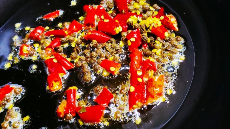 爆炒鸡胸肉,另起锅倒油,油热后放入泡好的干辣椒和花椒