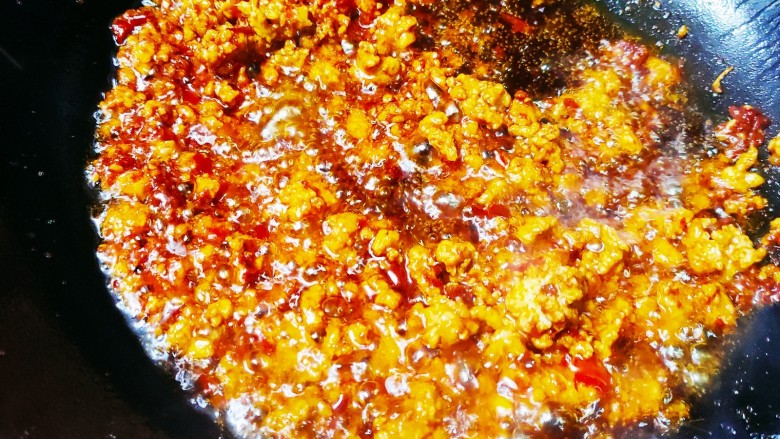 肉末粉条,再加入一勺<a style='color:red;display:inline-block;' href='/shicai/ 705'>豆瓣酱</a>,翻炒3分钟左右