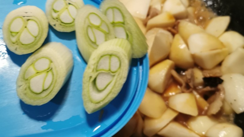 红烧芋头,放入葱片,加入清水,水量与食材持平即可。