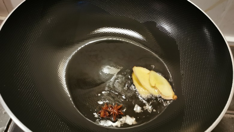 红烧芋头,起油锅放入食用油,放入<a style='color:red;display:inline-block;' href='/shicai/ 695'>八角</a> 姜片翻炒出香味。