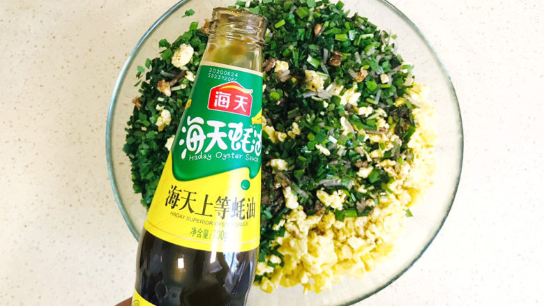 粉条韭菜鸡蛋馅饼,滴入<a style='color:red;display:inline-block;' href='/shicai/ 721'>蚝油</a>，加入玉米油