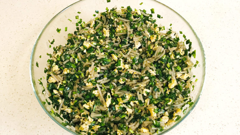 粉条韭菜鸡蛋馅饼,搅拌均匀,成美味的粉条韭菜鸡蛋馅儿