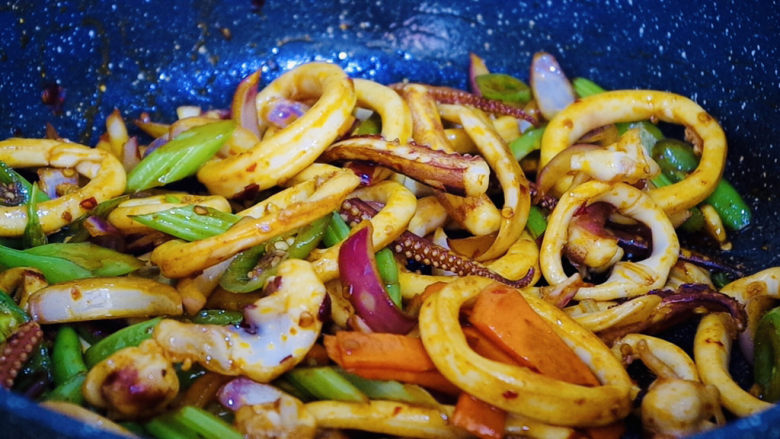 西芹炒鱿鱼,炒至食材断生即可,根据自己口味加入适量食盐调味。