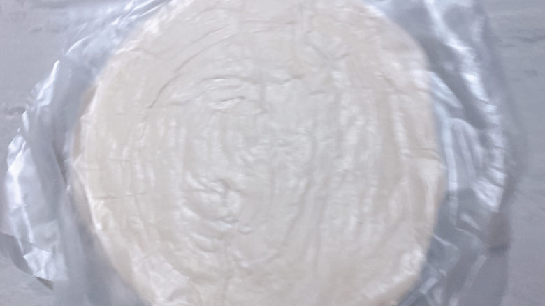 板栗饼,准备两块手抓饼,半化冻状态,用擀面杖再擀薄一些
