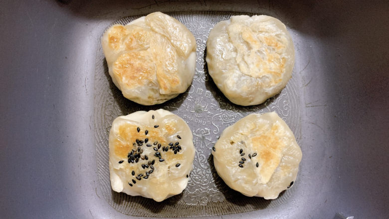 板栗饼,因为手抓饼是油酥面皮,煎到两面金黄起酥