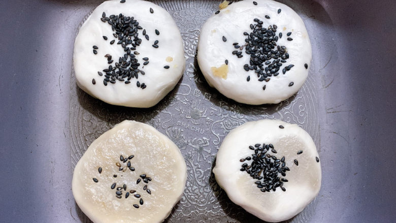 板栗饼,平底锅不用加油,直接放板栗饼