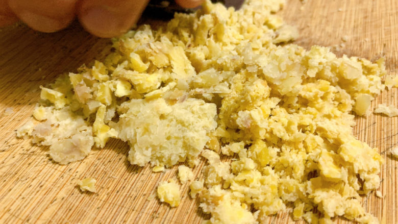 板栗饼,将剥好的板栗仁,用刀斜面碾压成粉末。