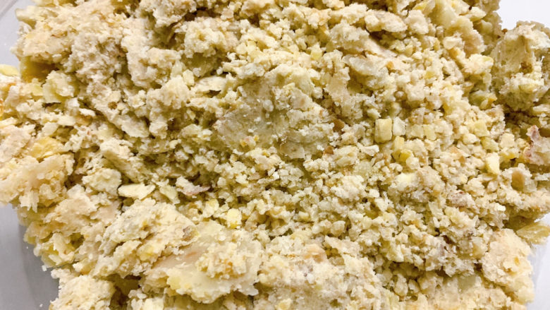 板栗饼,手压的板栗馅,会粉中带些颗粒嚼感,喜欢细腻的可用搅拌机打磨,或增加过筛步骤。