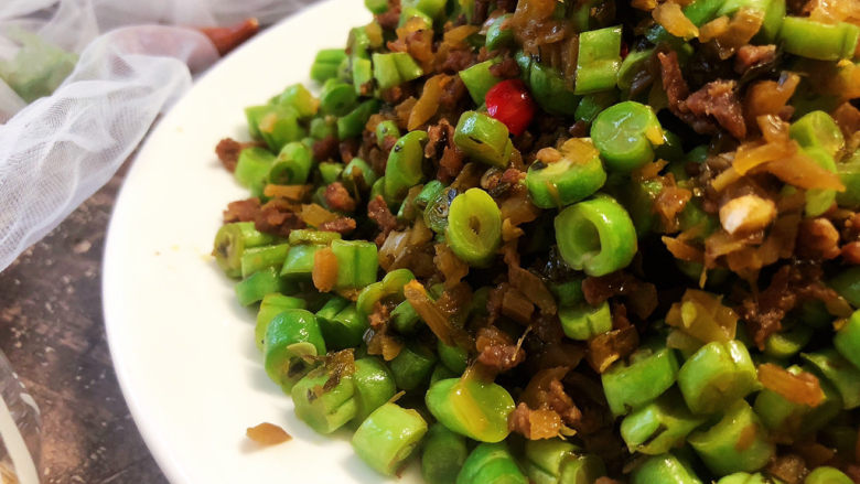 雪菜四季豆,这道小菜,做法简单,豆角脆嫩,咸鲜味美,十分下饭,喜欢的小伙伴们赶紧来试试吧😄