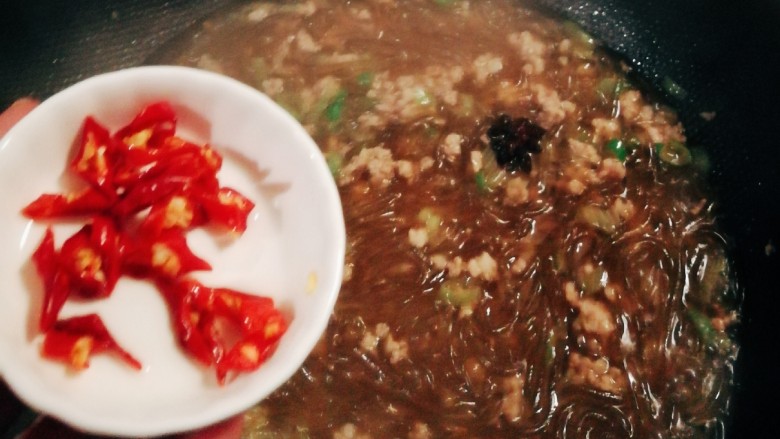 肉末粉条,倒入红椒圈,翻拌,关火。