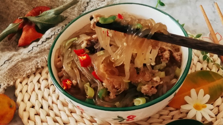 肉末粉条,晶莹剔透的肉末粉条,酸辣口味,好香。