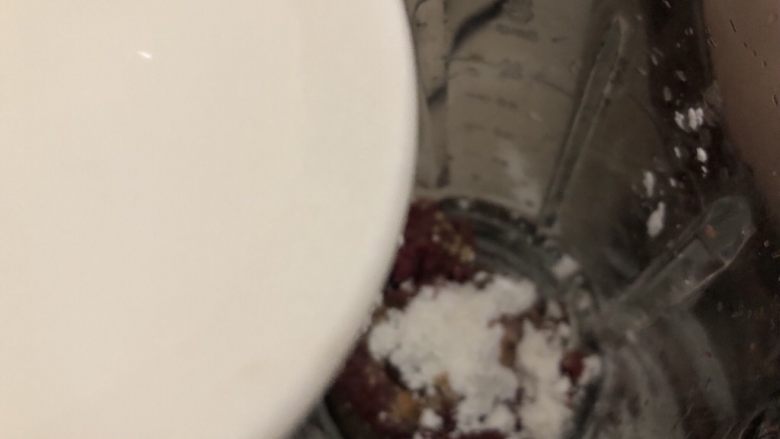 潮汕牛肉丸,加入适量的清水(约30克至50克左右)