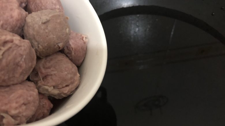 潮汕牛肉丸,锅里加水,下肉丸