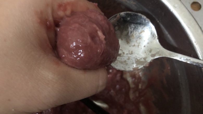潮汕牛肉丸,用手挤出点出来,勺子刮走
