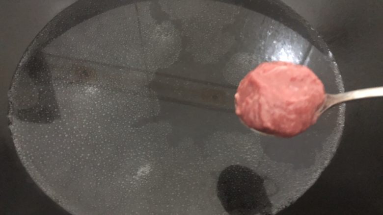 潮汕牛肉丸,下锅,一下锅轻轻动一下会自行脱落