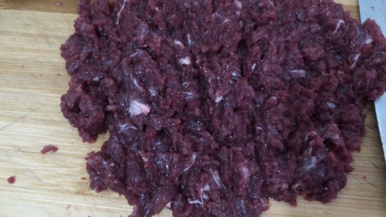 潮汕牛肉丸,牛肉剁碎,(介意的把根挑选出来,挑出来就细腻一点,搅打的时候也好点)