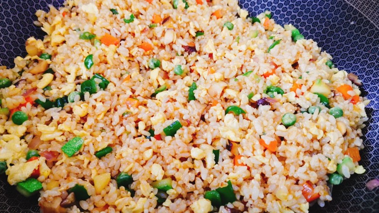 咖喱蛋炒饭,一起翻炒均匀,让每一粒米饭都裹上咖喱即可关火出锅