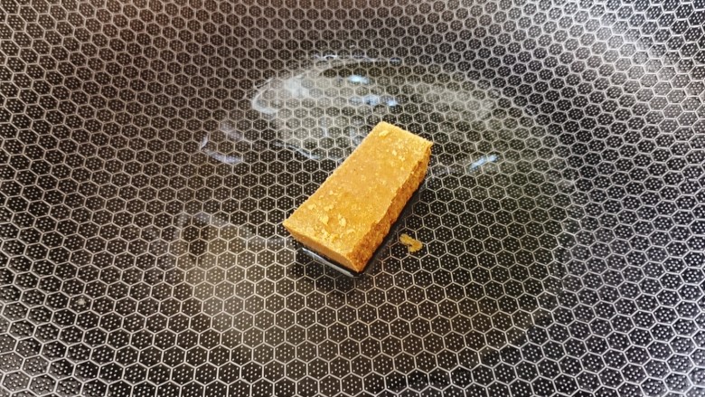 咖喱蛋炒饭,锅中再加少许食用油,将<a style='color:red;display:inline-block;' href='/shicai/ 693'>咖喱</a>炒散炒香