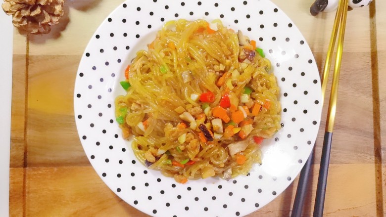 肉末粉条,肉末粉条完成,装盘拍照开吃啦!