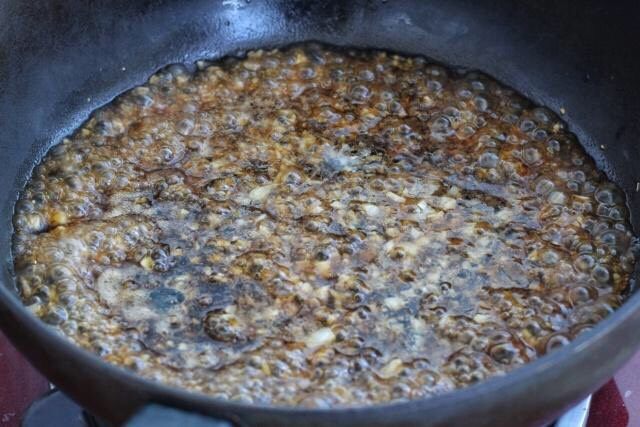 白菜包肉,再将蒸白菜的汤汁倒进锅中煮沸,倒入调好的芡汁小火煮至粘稠状态关火即可。