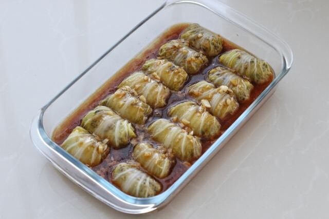 白菜包肉,然后把煮好的芡汁淋在白菜卷上,上面可以撒葱花装饰。