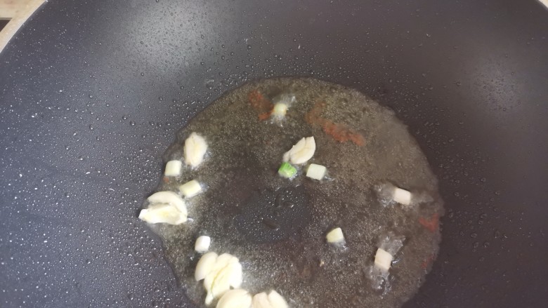 素炒南瓜,起锅烧油,下入葱蒜爆香