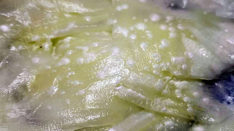 白菜包肉,白菜片甩去水分,撒上干淀粉