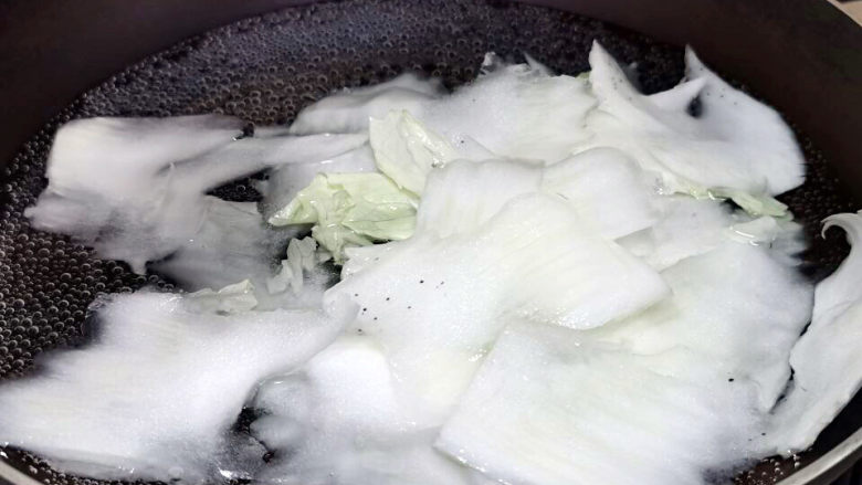 白菜包肉,锅中下淡盐水,放进白菜帮子,煮软即可捞出冲凉