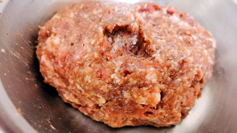白菜包肉,搅打上劲,静置10分钟左右