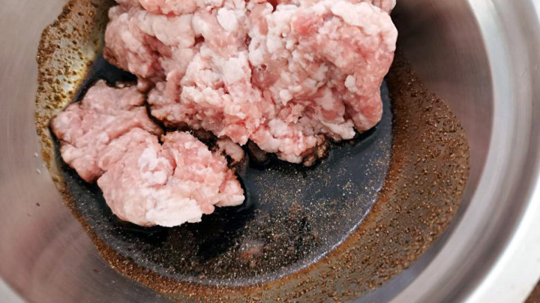 白菜包肉,肉馅调料有生抽,胡椒粉,糖,五香粉,料酒调匀,加入肉馅