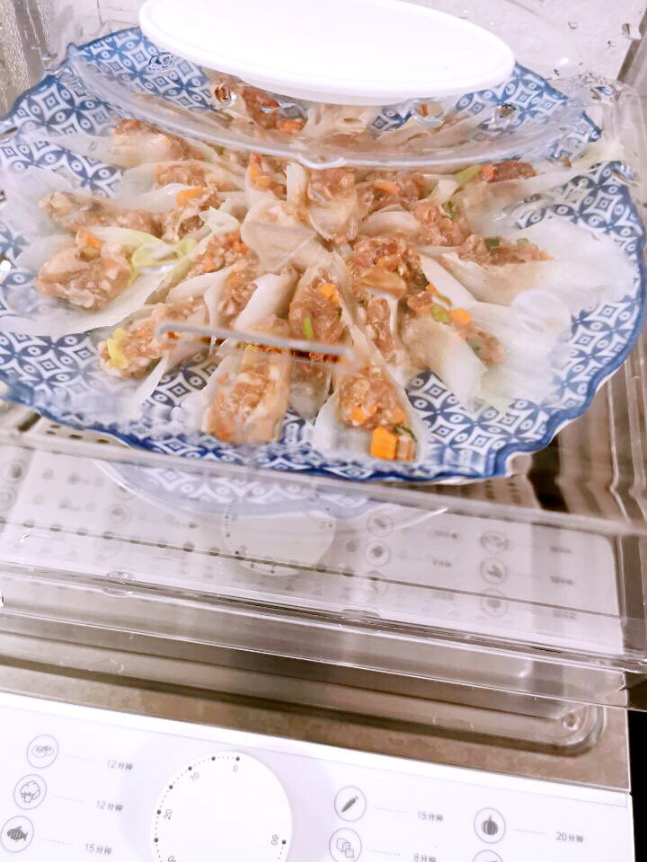白菜包肉,放入蒸箱,蒸6分钟左右即可