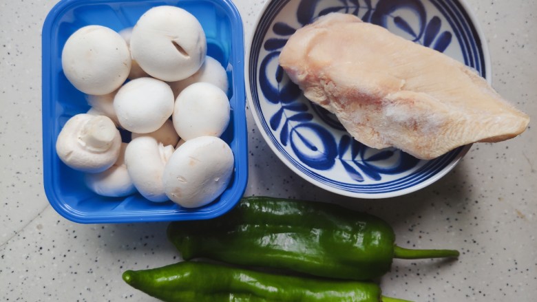 蘑菇炒肉,首先我们准备好所有食材(本人比较喜欢吃鸡肉,所以用的是<a style='color:red;display:inline-block;' href='/shicai/ 101'>鸡胸肉</a>,你也可以用猪肉代替)