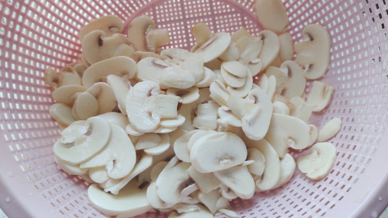 蘑菇炒肉,倒出,控干水分