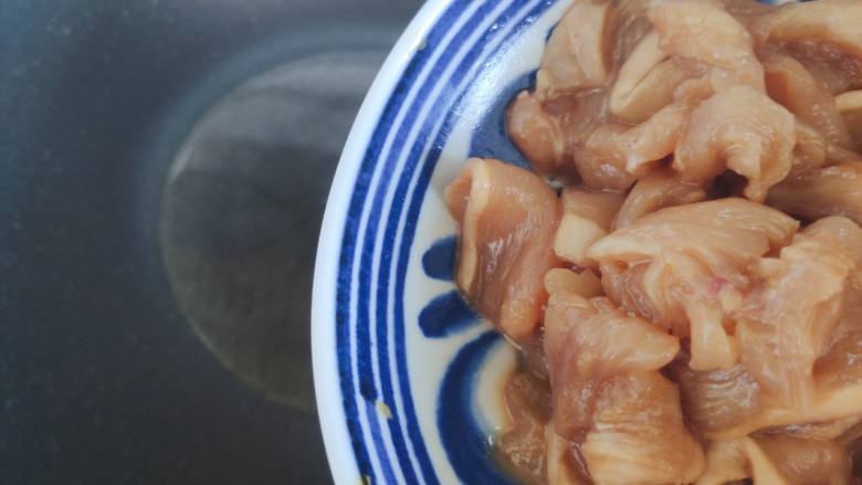 蘑菇炒肉,待锅内油热,下鸡肉