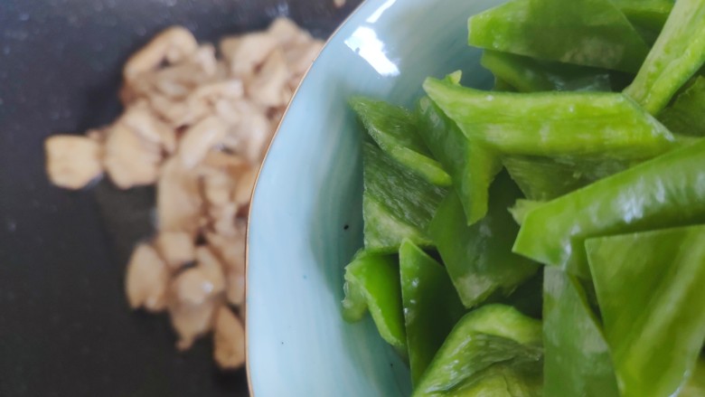 蘑菇炒肉,加入青椒,翻炒30秒