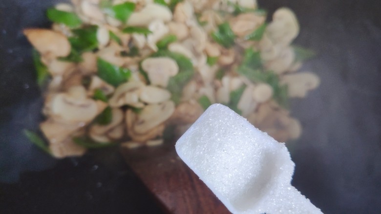 蘑菇炒肉,加一小勺细砂糖,翻炒均匀即可