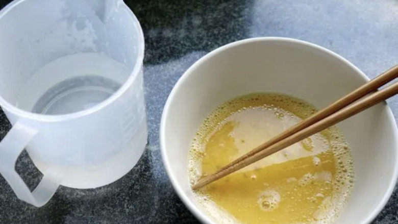虾皮鸡蛋羹,加温水,用量杯比较容易看清用量。