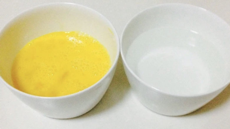 虾皮鸡蛋羹,没有量杯就用两个相同的碗,温水的量和蛋液的量基本是1:1