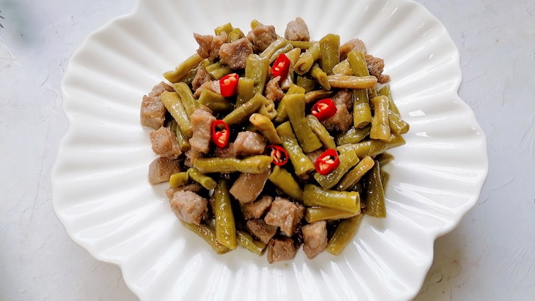 酸豆角炒牛肉,装盘放上<a style='color:red;display:inline-block;' href='/shicai/ 62'>辣椒</a>点缀