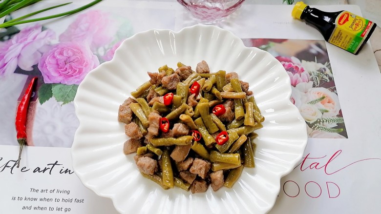 酸豆角炒牛肉,拍上成品图，一道美味又下饭的酸豆角炒牛肉就完成了。