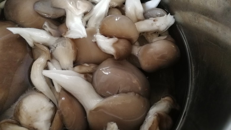 蘑菇炒肉,平菇摘小朵,清水洗干净,放入开水里焯水1-2分钟。