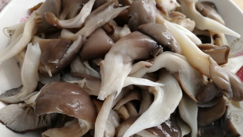 蘑菇炒肉,捞出过凉水,攥干水份。
