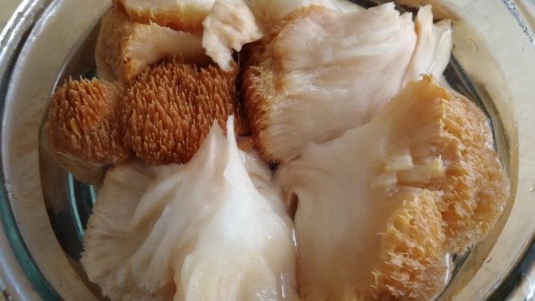 蘑菇炒肉,撕成小朵,放入开水里,焯水2分钟。猴头菇肉质鲜嫩,香醇可口,有“”素中荤”之称。