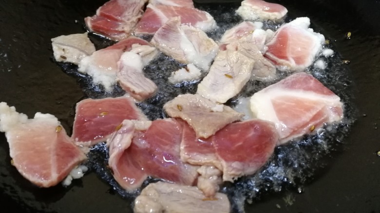 蘑菇炒肉,放入肉片,文火翻炒均匀。