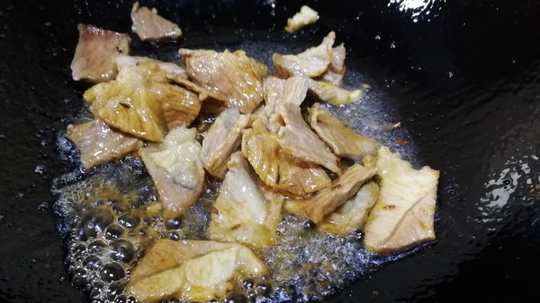 蘑菇炒肉,加生抽提鲜,文火炒匀。