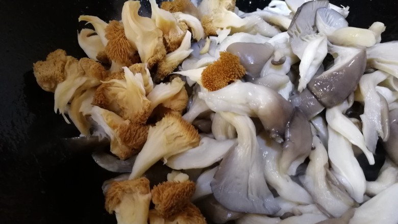 蘑菇炒肉,放入平菇和猴头菇,文火翻炒均匀。